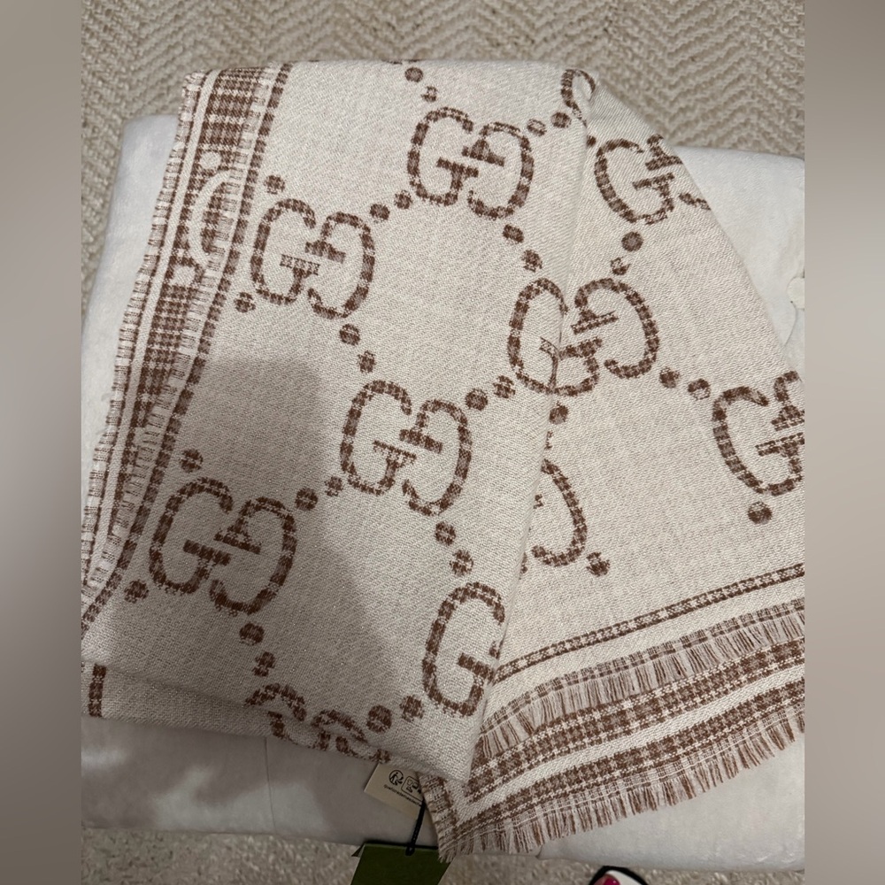 GUCCI scarf! NWT, gorgeous reversible wool.